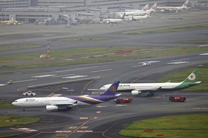 Hai máy bay va chạm ở sân bay của Tokyo - Ảnh 1.