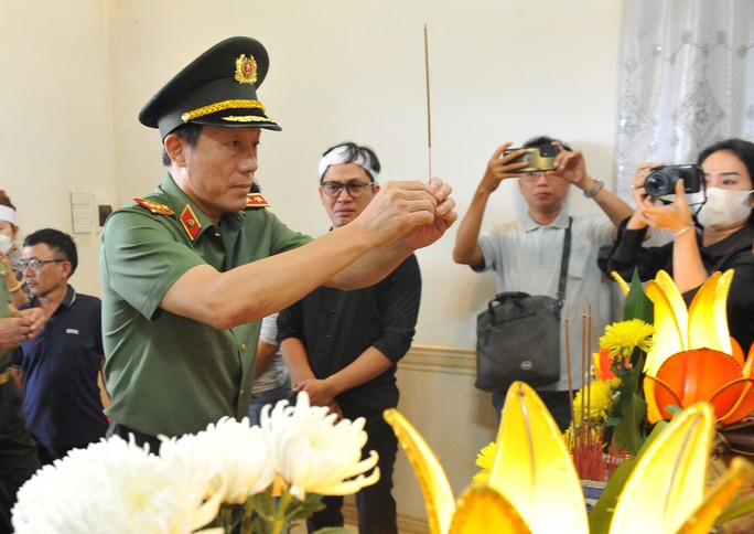 Lãnh đạo Bộ Công an thăm hỏi thân nhân các chiến sĩ công an hy sinh tại Đắk Lắk - Ảnh 1.