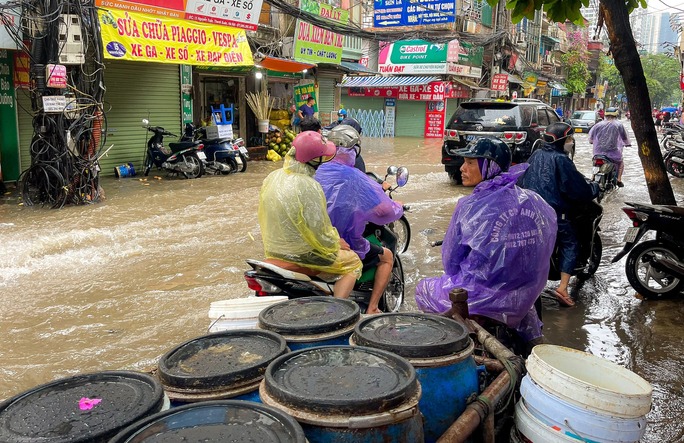 Hà Nội đón cơn mưa giải nhiệt bất chợt khiến nhiều tuyến phố ngập sâu - Ảnh 8.