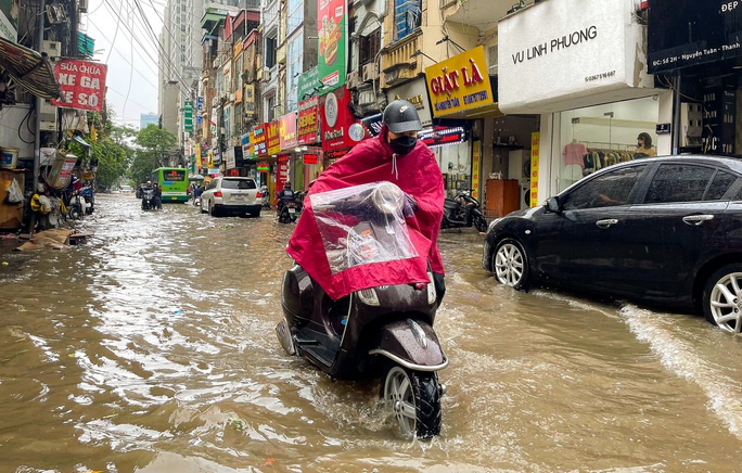 Hà Nội đón cơn mưa giải nhiệt bất chợt khiến nhiều tuyến phố ngập sâu - Ảnh 10.
