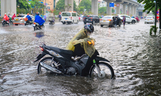 Hà Nội đón cơn mưa giải nhiệt bất chợt khiến nhiều tuyến phố ngập sâu - Ảnh 11.