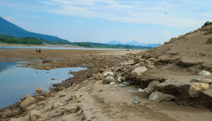 Sông Đà cạn trơ đáy, người dân khóc ròng nhìn cá dần chết khô - Ảnh 17.
