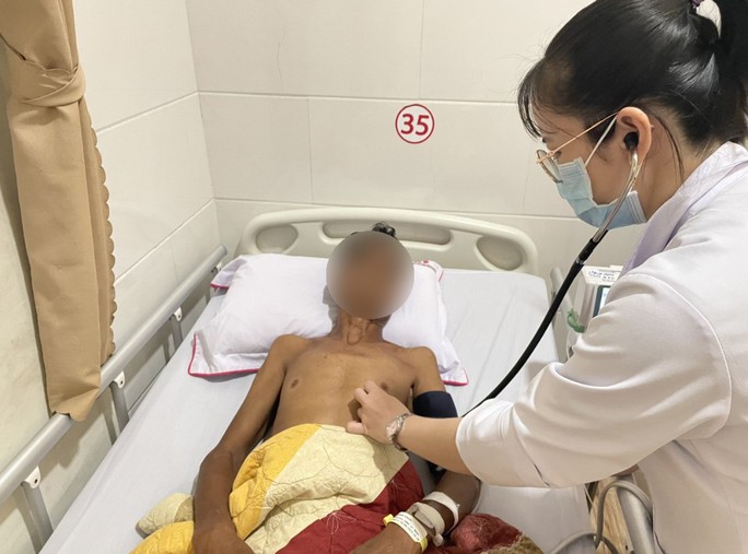 Cứu sống người đàn ông vỡ phình động mạch chủ đến từ Campuchia - Ảnh 3.