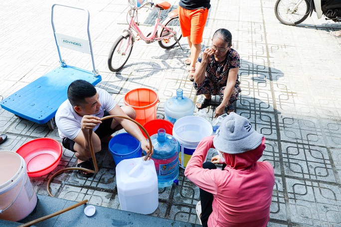 Người dân đi xin từng xô nước dưới cái nóng 40 độ C - Ảnh 4.
