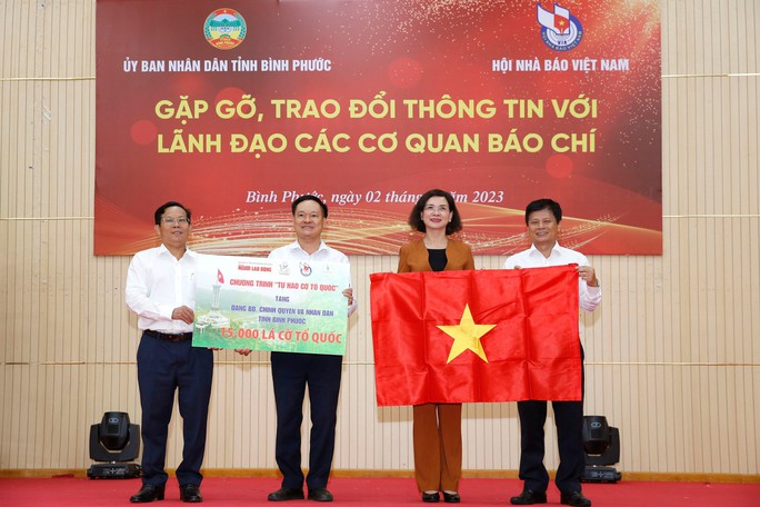 Báo Người Lao Động tặng tỉnh Bình Phước 15.000 lá cờ Tổ quốc, 50 suất học bổng - Ảnh 5.
