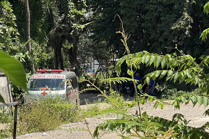 Điều tra vụ phát hiện người đàn ông tử vong trong lùm cây ở TP HCM - Ảnh 1.