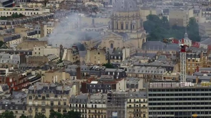 Nổ lớn tại khu phố lịch sử ở Paris