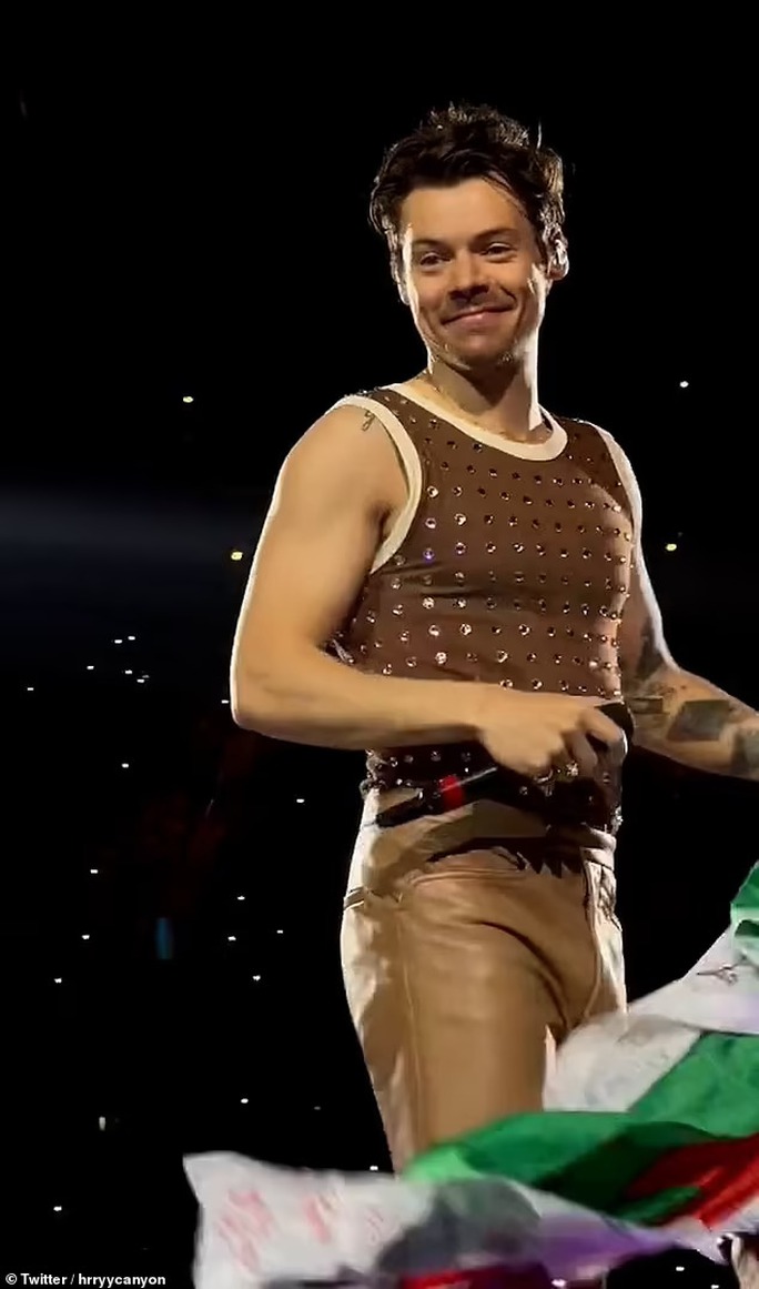 Ca sĩ nhận b&oacute; hoa v&agrave;o mặt ngay tr&ecirc;n s&acirc;n khấu - Ảnh 2.