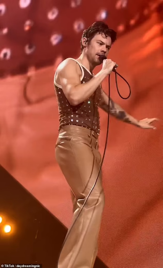 Ca sĩ nhận b&oacute; hoa v&agrave;o mặt ngay tr&ecirc;n s&acirc;n khấu - Ảnh 1.