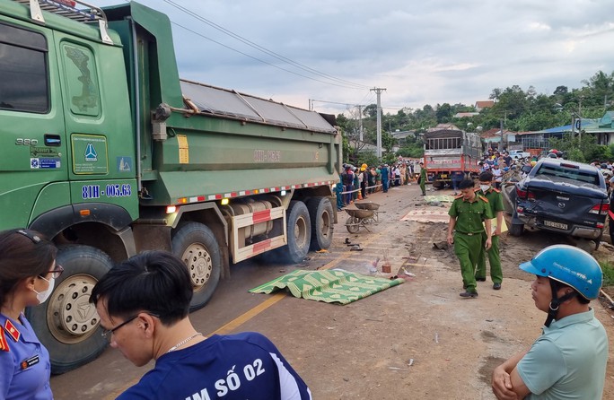 Vụ xe tải tông 3 người chết tại chỗ: Làm rõ trách nhiệm của đơn vị thi công - Ảnh 1.