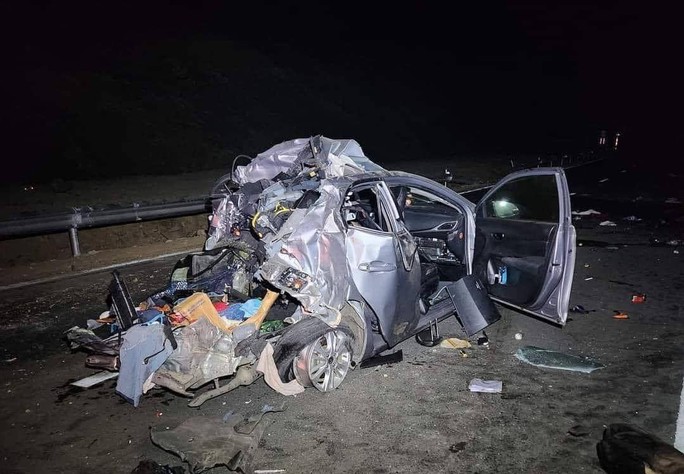 Tai nạn trên đường cao tốc ở Khánh Hòa, 2 người chết và 3 bị thương, xe con bẹp dí - Ảnh 1.