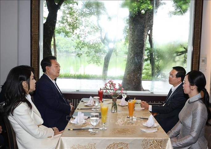 Chủ tịch nước Võ Văn Thưởng cùng Tổng thống Hàn Quốc ăn sáng, đi dạo hồ Gươm - Ảnh 5.
