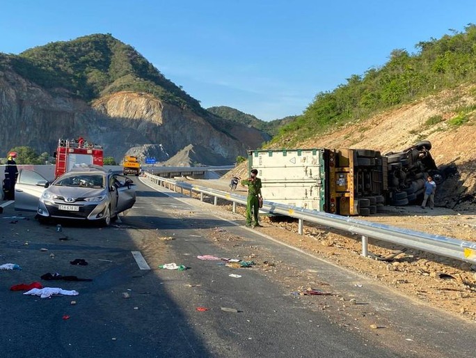 Tai nạn trên đường cao tốc ở Khánh Hòa, 2 người chết và 3 bị thương, xe con bẹp dí - Ảnh 3.