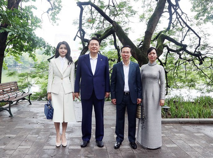 Chủ tịch nước Võ Văn Thưởng cùng Tổng thống Hàn Quốc ăn sáng, đi dạo hồ Gươm - Ảnh 7.