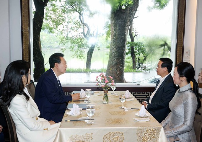 Chủ tịch nước Võ Văn Thưởng cùng Tổng thống Hàn Quốc ăn sáng, đi dạo hồ Gươm - Ảnh 1.