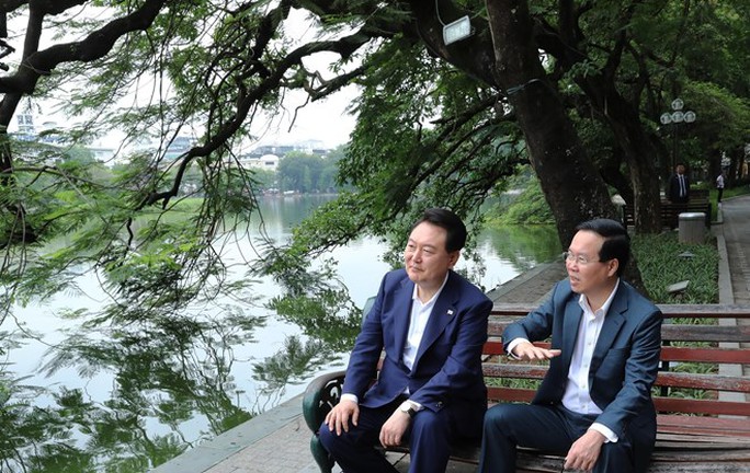 Chủ tịch nước Võ Văn Thưởng cùng Tổng thống Hàn Quốc ăn sáng, đi dạo hồ Gươm - Ảnh 8.