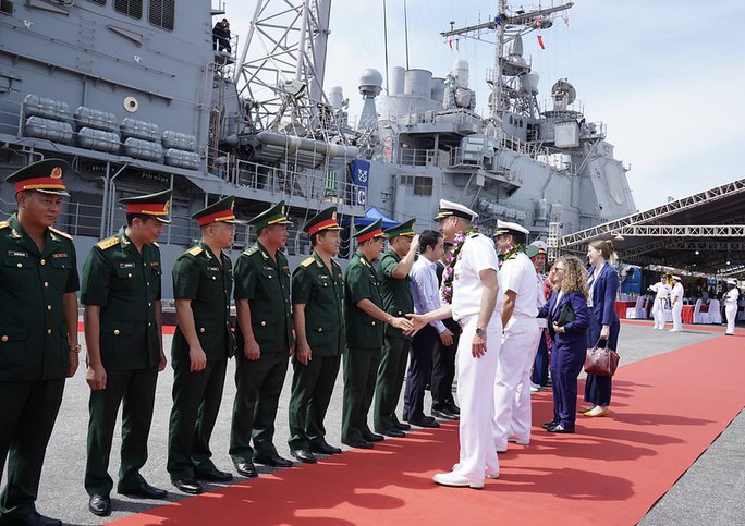 Nhóm tàu sân bay USS Ronald Reagan của Mỹ thăm Việt Nam - Ảnh 1.