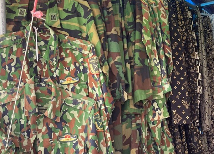 Tràn lan quân trang không rõ nguồn gốc - Ảnh 3.