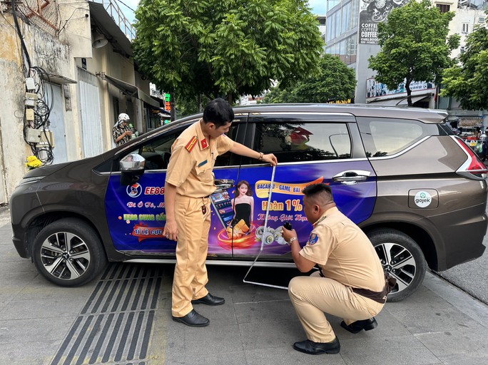 TP HCM: Nhiều taxi mang trên thân hình ảnh sai, trái thuần phong mỹ tục - Ảnh 1.