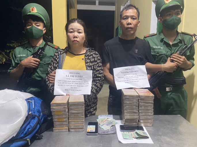 Bắt 2 đối tượng vận chuyển 34 bánh heroin vào Việt Nam - Ảnh 1.