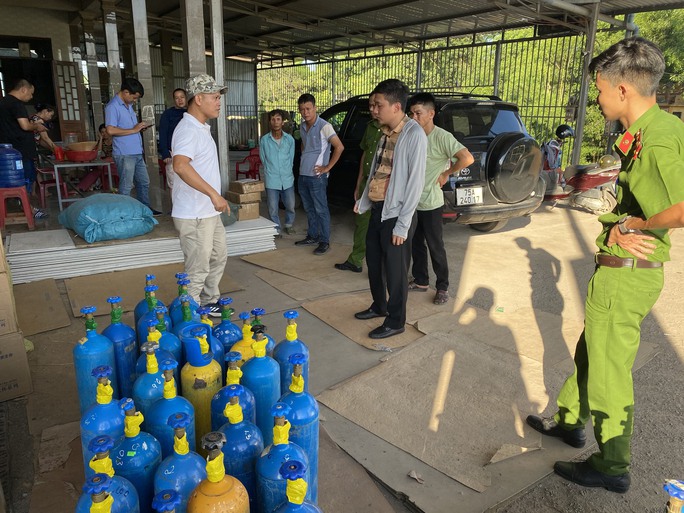 Phát hiện đường dây vận chuyển, mua bán trái phép khí cười - Ảnh 1. Phát hiện đường dây vận chuyển, mua bán trái phép khí cười - Ảnh 1.