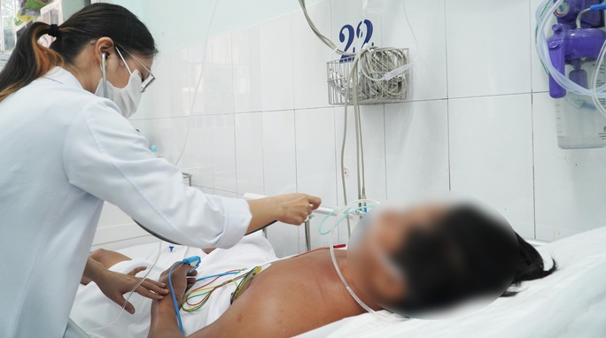 Người đàn ông ở Bà Rịa- Vũng Tàu vào viện kèm với con rắn hổ chúa - Ảnh 2.