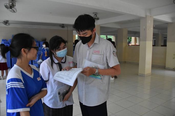 Chi tiết đề thi, giải đề thi môn tiếng Anh - Ảnh 6.