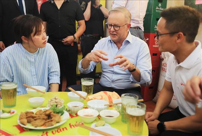 Thủ tướng Úc uống bia hơi với đậu rán, lạc luộc - Ảnh 11.