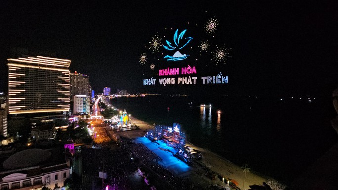 CLIP: Trình diễn ánh sáng khai mạc Festival biển Nha Trang - Khánh Hòa - Ảnh 3.