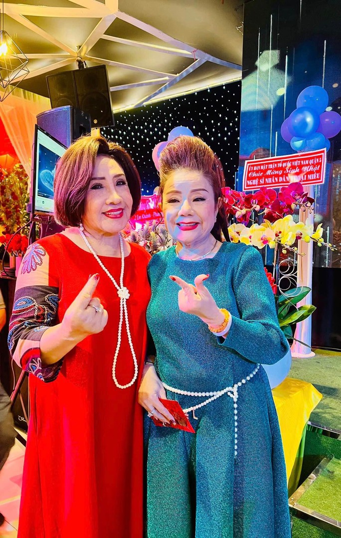 NSND Lệ Thủy kể xấu NSND Thoại Miêu trong ngày sinh nhật - Ảnh 1. NSND Lệ Thủy kể xấu NSND Thoại Miêu trong ngày sinh nhật - Ảnh 1.