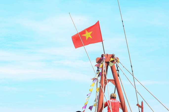 Trao 10.000 lá cờ Tổ quốc cho ngư dân nhân Tuần lễ Biển và Hải đảo - Ảnh 7.