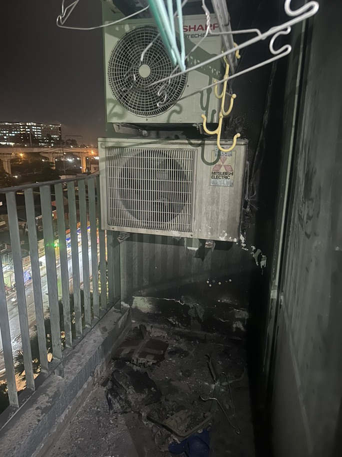 Cháy cục nóng máy điều hòa ở căn hộ chung cư vắng chủ - Ảnh 4.