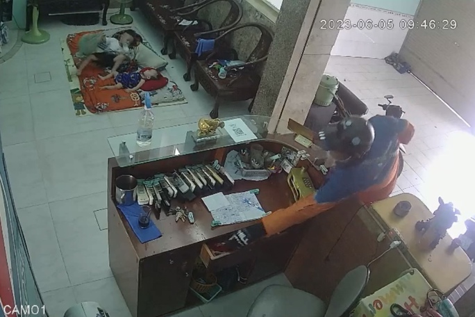 Hình ảnh người đàn ông phạm pháp trong nhà nghỉ trước mặt 2 trẻ - Ảnh 3.