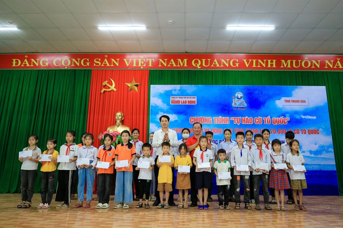 Trao tặng 20.000 lá cờ Tổ quốc tại Thanh Hoá - Ảnh 9.