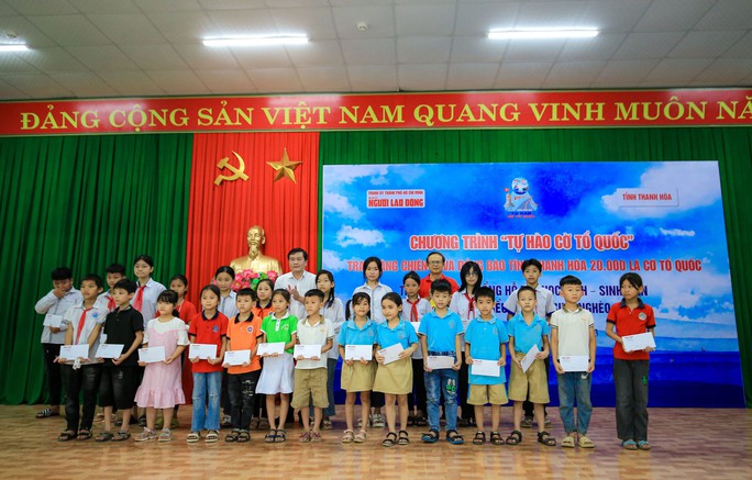 Trao tặng 20.000 lá cờ Tổ quốc tại Thanh Hoá - Ảnh 10.