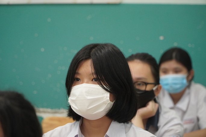 Gương mặt âu lo ngày đầu thi lớp 10 - Ảnh 3.