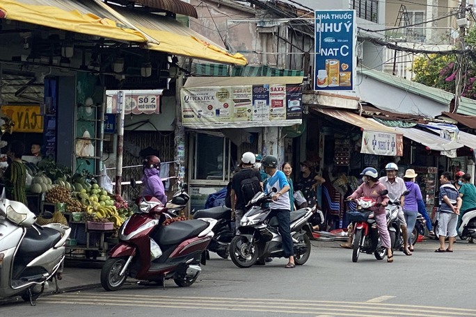 Công an đang phong tỏa quán cơm ở TP Thủ Đức - Ảnh 3.