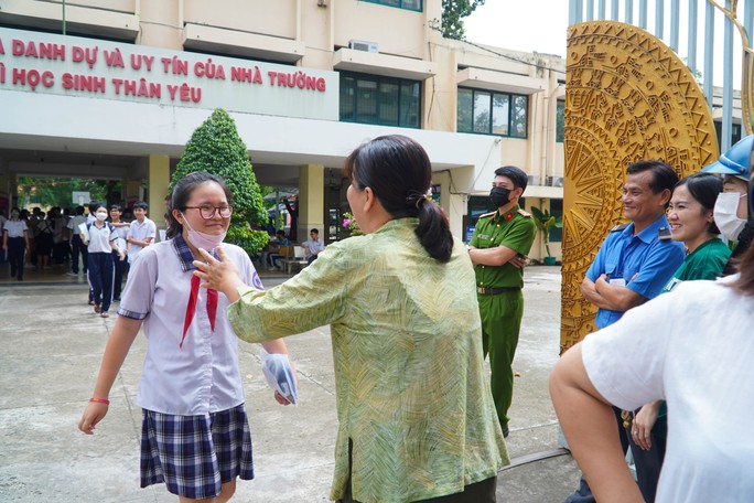 Thí sinh thi tuyển sinh lớp 10: Đề toán không khó, nắm chắc trên 8 điểm  - Ảnh 2.