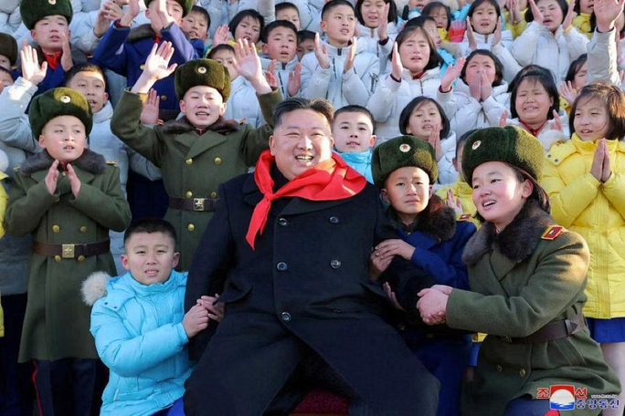 Thiếu niên Triều Tiên tặng bệ phóng tên lửa cho quân đội - Ảnh 1.