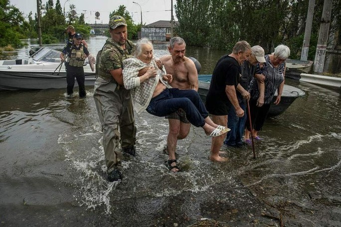 Sau vụ vỡ đập, tổng thống Ukraine "sốc vì không được giúp đỡ"