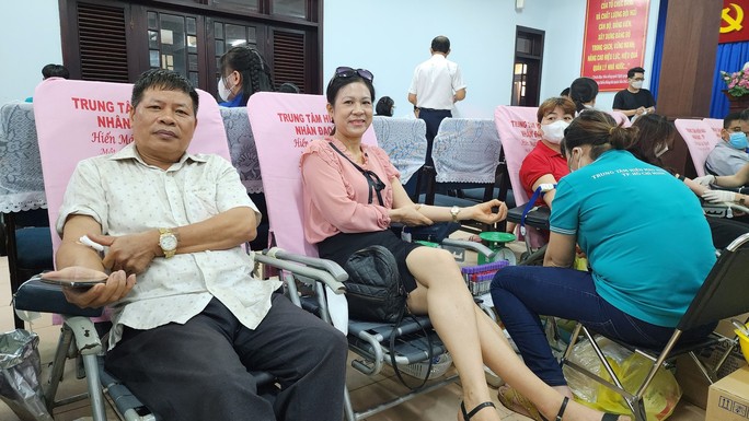 Cả gia đình ở TP HCM rủ nhau đi hiến máu - Ảnh 3.