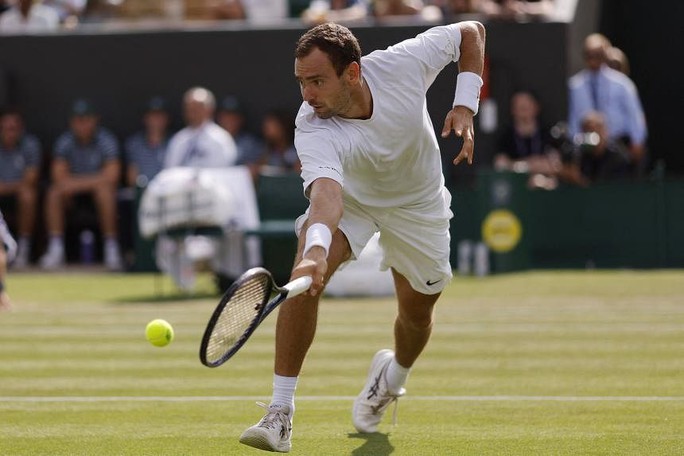 Djokovic yêu cầu thay đổi giờ bắt đầu thi đấu, Wimbledon chứng kiến 2 tân binh vào tứ kết - Ảnh 4.