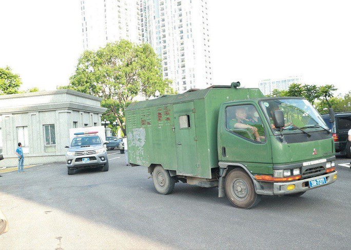 Hình ảnh cựu phó chủ tịch Hà Nội và Quảng Nam hầu toà - Ảnh 4. Hình ảnh cựu phó chủ tịch Hà Nội và Quảng Nam hầu toà - Ảnh 4.