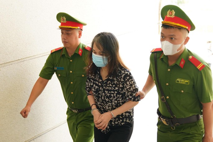 Vụ Chuyến bay giải cứu: Cựu Thứ trưởng Tô Anh Dũng đeo khẩu trang, cầm chai nước tới tòa - Ảnh 8. Vụ Chuyến bay giải cứu: Cựu Thứ trưởng Tô Anh Dũng đeo khẩu trang, cầm chai nước tới tòa - Ảnh 8.
