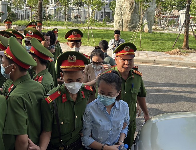 Vụ Chuyến bay giải cứu: Cựu Thứ trưởng Tô Anh Dũng đeo khẩu trang, cầm chai nước tới tòa - Ảnh 11. Vụ Chuyến bay giải cứu: Cựu Thứ trưởng Tô Anh Dũng đeo khẩu trang, cầm chai nước tới tòa - Ảnh 11.