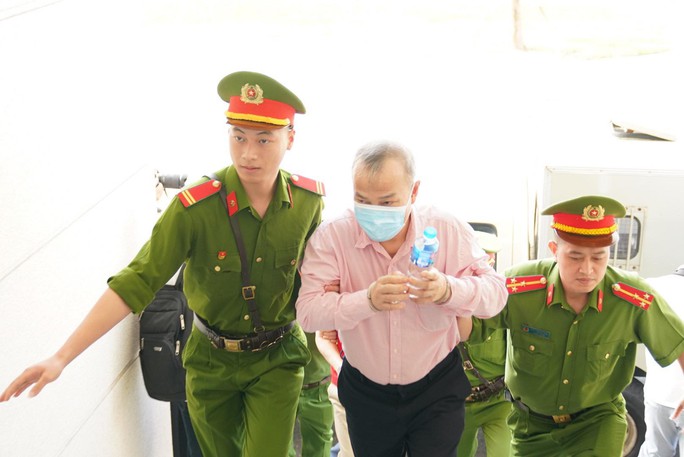 Vụ Chuyến bay giải cứu: Cựu Thứ trưởng Tô Anh Dũng đeo khẩu trang, cầm chai nước tới tòa - Ảnh 7. Vụ Chuyến bay giải cứu: Cựu Thứ trưởng Tô Anh Dũng đeo khẩu trang, cầm chai nước tới tòa - Ảnh 7.