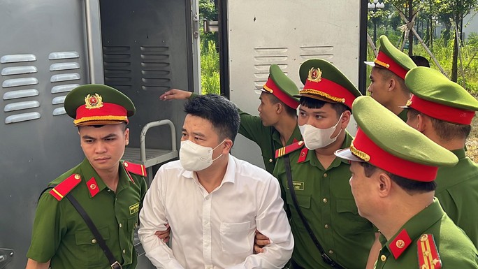 Vụ Chuyến bay giải cứu: Cựu Thứ trưởng Tô Anh Dũng đeo khẩu trang, cầm chai nước tới tòa - Ảnh 9. Vụ Chuyến bay giải cứu: Cựu Thứ trưởng Tô Anh Dũng đeo khẩu trang, cầm chai nước tới tòa - Ảnh 9.