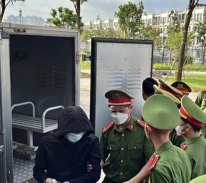 Vụ Chuyến bay giải cứu: Cựu Thứ trưởng Tô Anh Dũng đeo khẩu trang, cầm chai nước tới tòa - Ảnh 14. Vụ Chuyến bay giải cứu: Cựu Thứ trưởng Tô Anh Dũng đeo khẩu trang, cầm chai nước tới tòa - Ảnh 14.