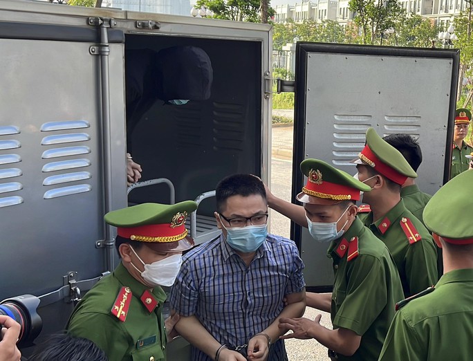 Vụ Chuyến bay giải cứu: Cựu Thứ trưởng Tô Anh Dũng đeo khẩu trang, cầm chai nước tới tòa - Ảnh 13. Vụ Chuyến bay giải cứu: Cựu Thứ trưởng Tô Anh Dũng đeo khẩu trang, cầm chai nước tới tòa - Ảnh 13.