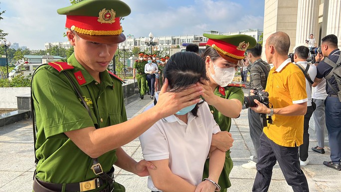 Vụ Chuyến bay giải cứu: Cựu Thứ trưởng Tô Anh Dũng đeo khẩu trang, cầm chai nước tới tòa - Ảnh 20. Vụ Chuyến bay giải cứu: Cựu Thứ trưởng Tô Anh Dũng đeo khẩu trang, cầm chai nước tới tòa - Ảnh 20.